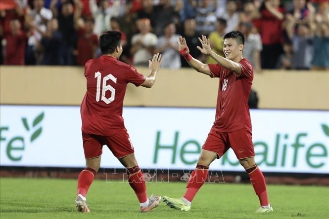 Vietnam's striker Tuan Hai (18) scores the only goal in the friendly match with Syria in June 20. VNA Photo: Minh Quyết