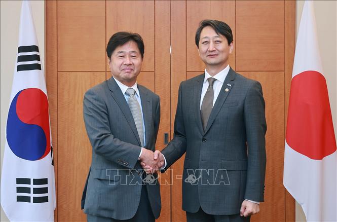 Bộ trưởng Thương mại Hàn Quốc Ahn Duk-geun (phải) và ông Hirai Hirohide, Thứ trưởng phụ trách các vấn đề quốc tế tại Bộ Thương mại Nhật Bản tại cuộc gặp ở Seoul, Hàn Quốc, ngày 30/6/2023. Ảnh: YONHAP/TTXVN