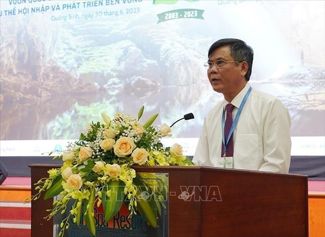 Chairman of the People's Committee of Quang Binh province Tran Thang speaks at the symposium. VNA Photo