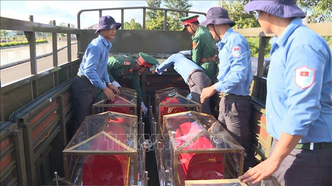 Trong ảnh:  Đội K72 (Bộ Chỉ huy quân sự tỉnh Bình Phước) tổ chức đưa các hài cốt liệt sỹ quân tình nguyện và chuyên gia Việt Nam hy sinh trong các thời kỳ chiến tranh ở Campuchia về nước an táng. Ảnh: TTXVN phát