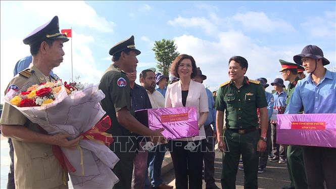 Trong ảnh: Phó Chủ tịch UBND tỉnh Trần Tuyết Minh, Trưởng ban Chỉ đạo 515 tỉnh Bình Phước tặng hoa, quà tri ân các lực lượng chức năng tỉnh Kratie (Vương quốc Campuchia) đã hỗ trợ, tạo điều kiện cho Đội K72 hoàn thành nhiệm vụ. Ảnh: TTXVN phát