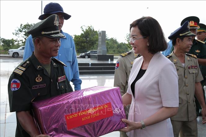 Trong ảnh: Phó Chủ tịch UBND tỉnh Trần Tuyết Minh, Trưởng ban Chỉ đạo 515 tỉnh Bình Phước tặng hoa, quà tri ân các lực lượng chức năng tỉnh Kratie (Vương quốc Campuchia) đã hỗ trợ, tạo điều kiện cho Đội K72 hoàn thành nhiệm vụ. Ảnh: TTXVN phát