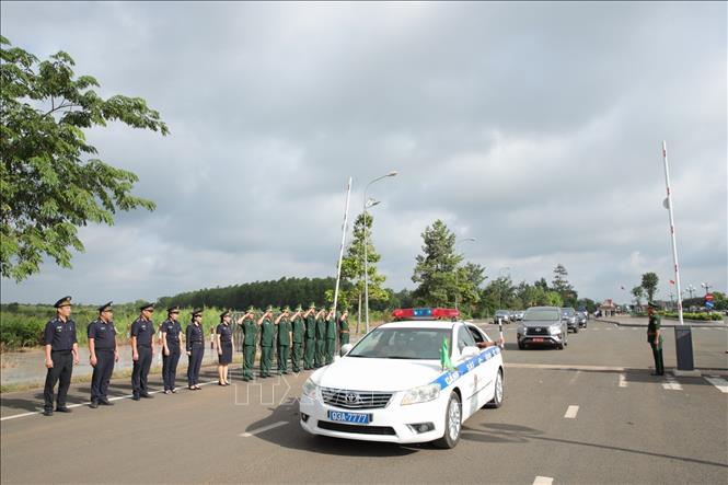 Trong ảnh: Lễ đón hài cốt liệt sỹ quân tình nguyện và chuyên gia Việt Nam hy sinh tại Campuchia tại Cửa khẩu quốc tế Hoa Lư. Ảnh: TTXVN phát