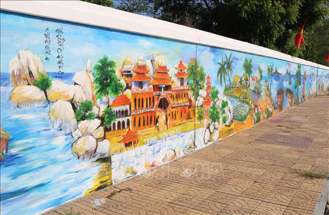 Tranh Bích họa ở huyện Ninh Hải được các họa sĩ thể hiện rất sinh động, tạo vẻ đẹp cảnh quan của vùng đất ven biển. Ảnh: Công Thử - TTXVN
