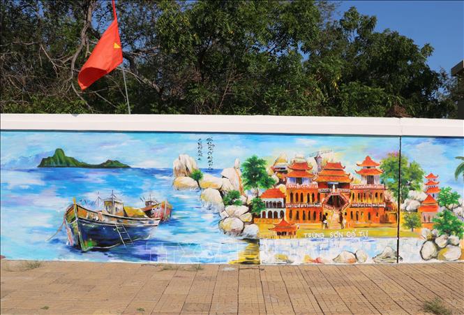Tranh Bích họa ở huyện Ninh Hải được các họa sĩ thể hiện rất sinh động, tạo vẻ đẹp cảnh quan của vùng đất ven biển. Ảnh: Công Thử - TTXVN