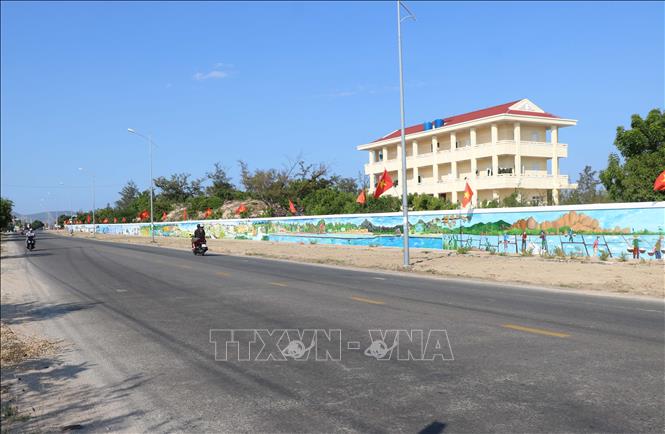 Bức tường tranh Bích họa huyện Ninh Hải nằm trên tuyến đường 702 được Tổ chức kỷ lục Việt Nam Vietkings xác lập là bức tường tranh Bích họa dài nhất Việt Nam. Ảnh: Công Thử - TTXVN