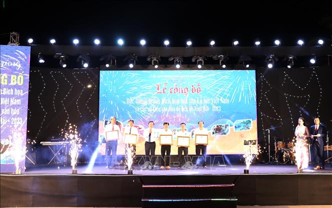 Lãnh đạo tỉnh Ninh Thuận tặng Bằng khen của UBND tỉnh cho tập thể và cá nhân có thành tích trong thực hiện bức tường tranh bích họa được xác lập dài nhất Việt Nam. Ảnh: Công Thử - TTXVN
