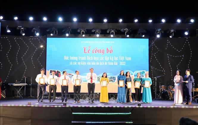 Chủ tịch UBND huyện Ninh Hải trao các giải thưởng cho các đội thi vẽ tranh đạt giải. Ảnh: Công Thử - TTXVN