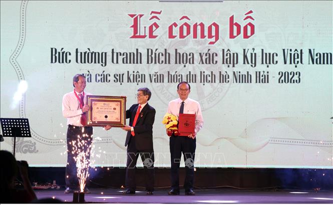 Tổ chức kỷ lục Việt Nam Vietkings trao Bằng chứng nhận xác lập kỷ lục bức tường tranh Bích họa huyện Ninh Hải dài nhất Việt Nam cho huyện Ninh Hải
 Ảnh: Công Thử - TTXVN
