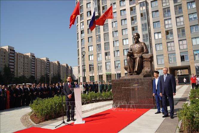 A ceremony is held in St. Petersburg city, Russia, on June 30 to inaugurate the statue of President Ho Chi Minh. VNA Photo: Duy Trinh