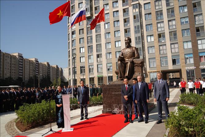 A ceremony is held in St. Petersburg city, Russia, on June 30 to inaugurate the statue of President Ho Chi Minh. VNA Photo: Duy Trinh
