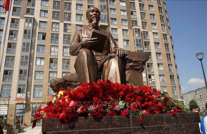 A ceremony is held in St. Petersburg city, Russia, on June 30 to inaugurate the statue of President Ho Chi Minh. VNA Photo: Duy Trinh