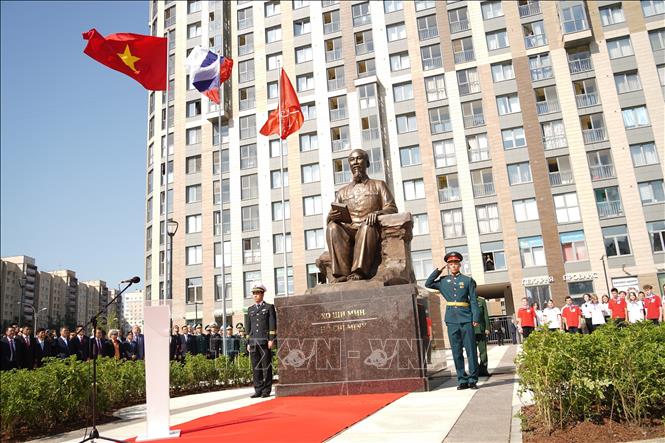 A ceremony is held in St. Petersburg city, Russia, on June 30 to inaugurate the statue of President Ho Chi Minh. VNA Photo: Duy Trinh