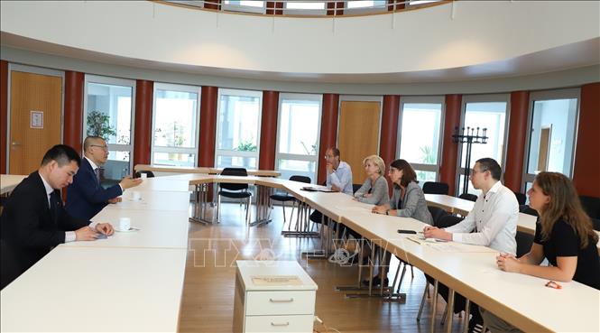 Trong ảnh: Đại sứ Vũ Quang Minh (thứ hai, trái sang) làm việc với Ban lãnh đạo quận Marzahn-Hellersdorf ở Berlin. Ảnh: Mạnh Hùng - PV TTXVN tại Đức