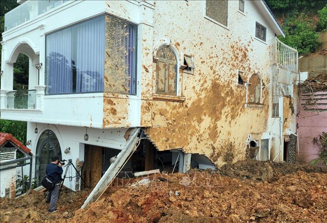 Ngôi nhà bị đất đá vùi lấp 1 phần lần sạt lở ngày 29/6, nay đã bị phá hủy hoàn toàn. Ảnh Chu Quốc Hùng-TTXVN

