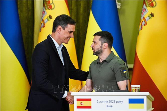 Thủ tướng Tây Ban Nha Pedro Sanchez (trái) trong cuộc họp báo chung sau hội đàm với Tổng thống Ukraine Volodymyr Zelensky, ở Kiev ngày 1/7/2023. Ảnh: AFP/TTXVN