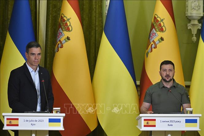 Thủ tướng Tây Ban Nha Pedro Sanchez (trái) trong cuộc họp báo chung sau hội đàm với Tổng thống Ukraine Volodymyr Zelensky, ở Kiev ngày 1/7/2023. Ảnh: AFP/TTXVN