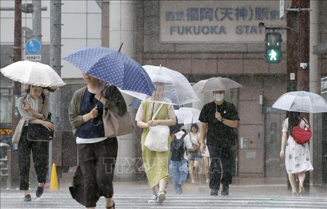 Mưa như trút nước tại Fukuoka, miền Tây Nam Nhật Bản, ngày 30/6/2023. Ảnh: Kyodo/TTXVN