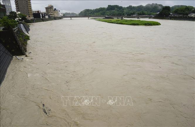 Mưa lớn khiến nước sông dâng cao tại thành phố Hitoyoshi, tỉnh Kumamoto, miền Tây Nam Nhật Bản, ngày 1/7/2023. Ảnh: Kyodo/TTXVN