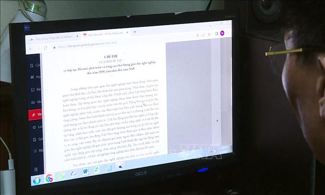 Đảng viên Nguyễn Vĩ Truyền, Chi bộ 10, phường Đồng Tâm, thành phố Yên Bái, tỉnh Yên Bái đang nghiên cứu các văn bản của Đảng qua ứng dụng 