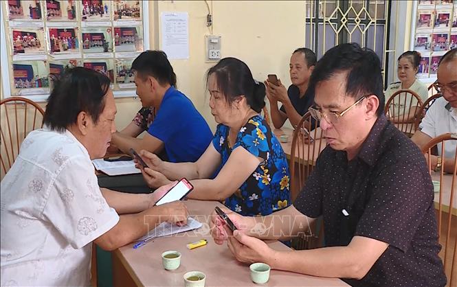 Các đảng viên Chi bộ 10, phường Đồng Tâm, thành phố Yên Bái, tỉnh Yên Bái nghiên cứu tài liệu qua ứng dụng 