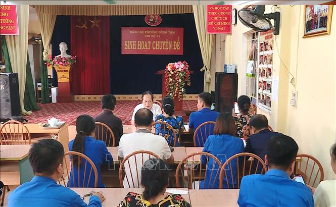 Một buổi sinh hoạt chuyên đề của Chi bộ 10, phường Đồng Tâm, thành phố Yên Bái, tỉnh Yên Bái. Ảnh: Việt Dũng - TTXVN