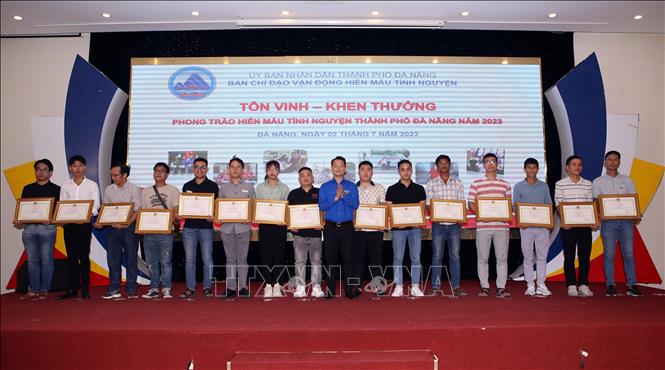 Các cá nhân có trên 20 lần hiến máu tình nguyện nhận Bằng khen của Chủ tịch UBND thành phố Đà Nẵng. Ảnh: Trần Lê Lâm - TTXVN 