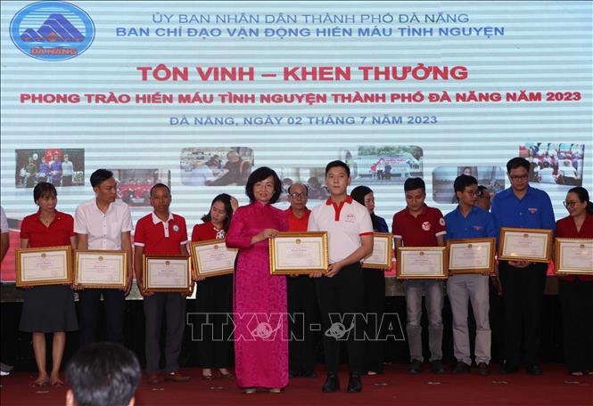 Phó Chủ tịch UBND thành phố Đà Nẵng Ngô Thị Kim Yến trao Bằng khen của Chủ tịch UBND thành phố cho các cá nhân, tập thể, gia đình. Ảnh: Trần Lê Lâm - TTXVN 