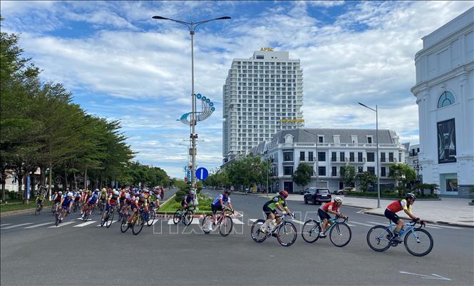 Các tay đua tranh tài qua tuyến đường Hùng Vương (thành phố Tuy Hòa). Ảnh: Tường Quân – TTXVN 