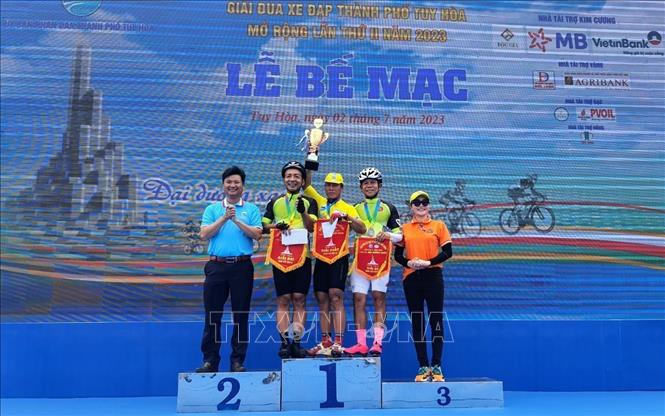 Ban tổ chức trao giải cho các tay đua thắng cuộc. Ảnh: Tường Quân – TTXVN 