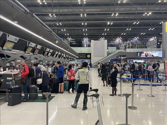 Hành khách làm thủ tục tại Sân bay quốc tế Suvarnabhumi. Ảnh Huy Tiến - P/v TTXVN tại Thái Lan