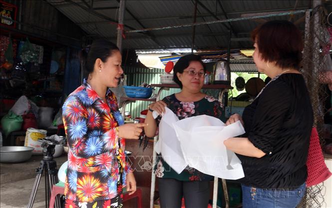 Mặc dù giá thành túi nylon tự hủy cao hơn túi nylon thông thường, nhưng để bảo vệ môi trường, nhiều tiểu thương ở Bến Tre vẫn sử dụng. Ảnh: Trần Thị Thu Hiền - TTXVN