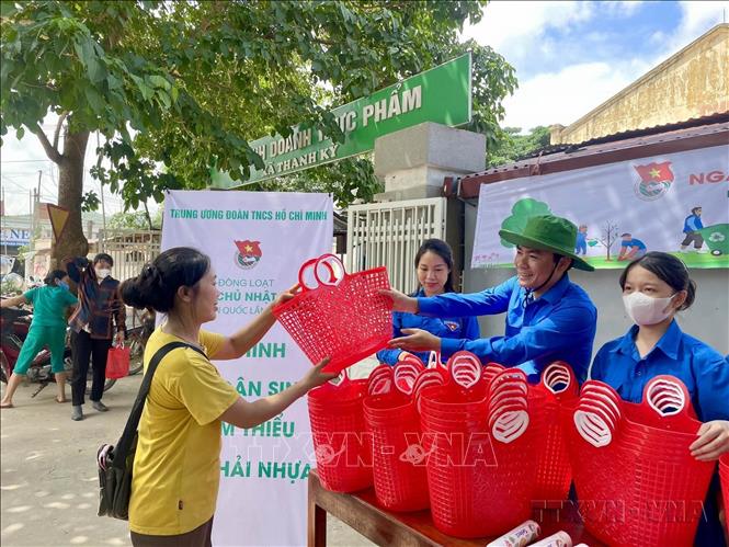 Tỉnh đoàn Thanh Hóa triển khai chương trình tặng làn đi chợ nhằm giảm sử dụng túi nylon, bảo vệ môi trường tại xã Thanh Kỳ, huyện miền núi Như Thanh. Ảnh: Nguyễn Nam-TTXVN