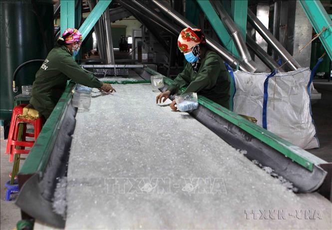 Công ty Cổ phần Đầu tư và Phát triển Hà Tiến (Nghệ An) chuyên sản xuất mảnh PET (mảnh nhựa trắng) tái chế từ các loại vỏ chai nhựa, mỗi năm xuất khẩu khoảng 4000 tấn ra thị trường Nhật Bản và Đài Loan phục vụ cho ngành công nghiệp dệt may. Ảnh: Thanh Tùng-TTXVN