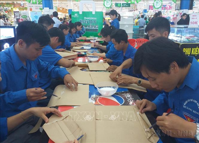 Đoàn thanh niên tỉnh Quảng Bình phối hợp với đoàn thanh niên siêu thị Co.opmart Quảng Bình tổ chức chương trình chung tay bảo vệ môi trường với chủ đề “Cùng chung tay ngày 10/6 nói không với túi nylon”. Ảnh: Đức Thọ - TTXVN