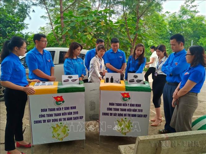 Đoàn thanh niên phường Bình Minh kết hợp với Đoàn thanh niên Phân hiệu Đại học Thái Nguyên tại Lào Cai cho ra mắt sản phẩm thùng rác thông minh với nhiều tiện ích vượt trội. Ảnh: Hương Thu - TTXVN