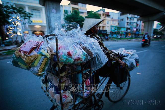 Một người bán hàng rong với rất nhiều mặt hàng đựng trong túi nylon. Thói quen sinh hoạt gắn liền với túi nylon của con người đang vô hình góp phần vào việc hủy hoại môi trường sống của chính mình. Ảnh: Trọng Đạt-TTXVN