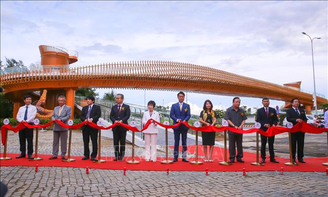Mikazuki Group and authorities of Da Nang city on July 1 inaugurate a pedestrian bridge as part of celebrations for the 50th anniversary of Vietnam-Japan diplomatic relations (1973-2023). VNA Photo: Trần Lê Lâm