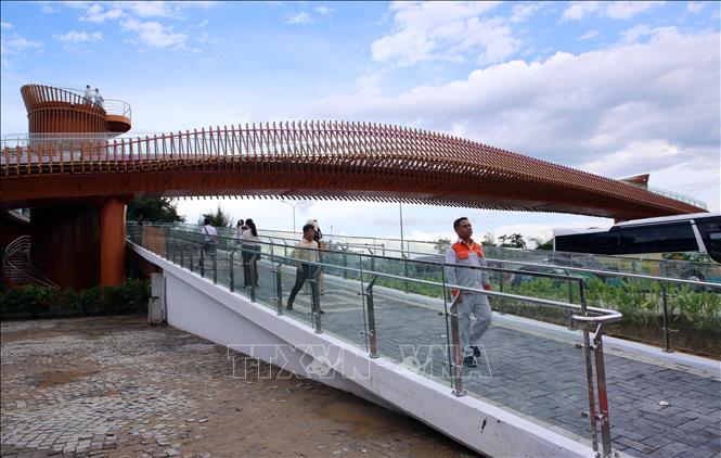 Mikazuki Group and authorities of Da Nang city on July 1 inaugurate a pedestrian bridge as part of celebrations for the 50th anniversary of Vietnam-Japan diplomatic relations (1973-2023). VNA Photo: Trần Lê Lâm