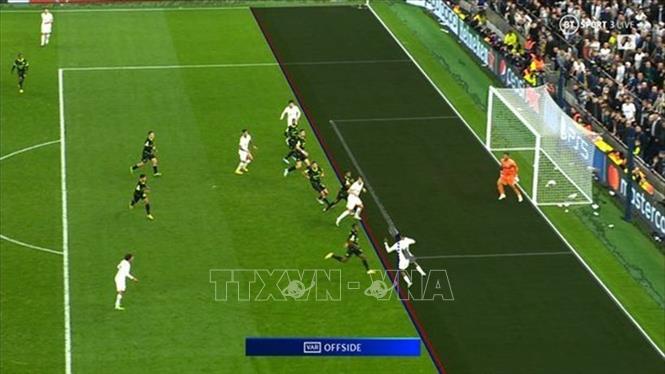 Hình ảnh cầu thủ phạm lỗi việt vị theo quy định của luật mới được FIFA phê chuẩn. Ảnh: BT Sport/TTXVN