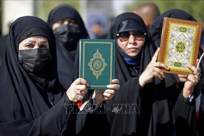 Người Hồi giáo Iraq tuần hành phản đối việc đốt kinh Koran bên ngoài đại sứ quán Thụy Điển ở thủ đô Baghdad, ngày 30/6/2023. Ảnh: AFP/TTXVN 