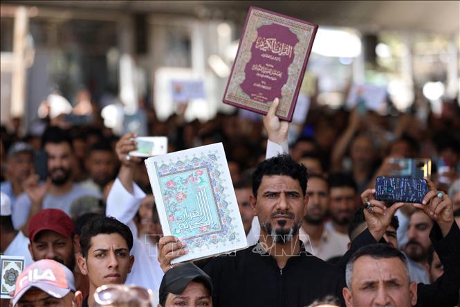 Người Hồi giáo Iraq tuần hành phản đối việc đốt kinh Koran bên ngoài đại sứ quán Thụy Điển ở Nassiriyah, ngày 30/6/2023. Ảnh: AFP/TTXVN