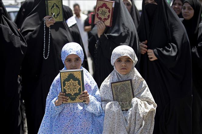 Người Hồi giáo Iraq tuần hành ở Basra, phản đối việc đốt kinh Koran tại Thụy Điển, ngày 30/6/2023. Ảnh: AFP/TTXVN