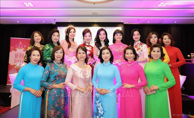 Women in the Vietnamese traditional dress at the press conference. Photo by courtesy/VNA