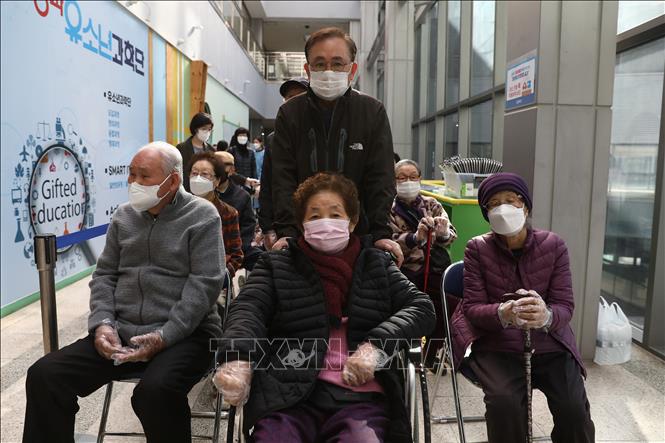  Người cao tuổi chờ tiêm vaccine ngừa COVID-19 tại một trung tâm tiêm chủng ở Seoul. Ảnh: AFP/TTXVN