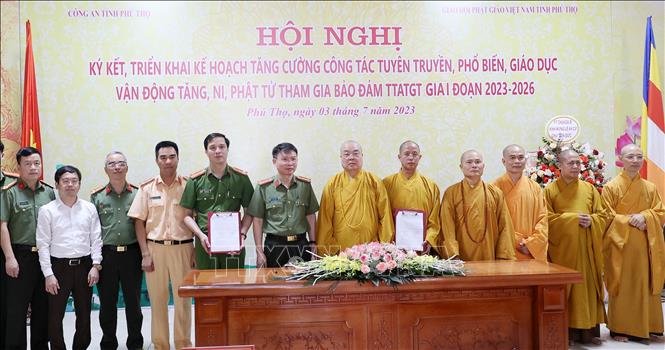 Trong ảnh: Lễ ký kết triển khai Kế hoạch phối hợp về tăng cường công tác tuyên truyền phổ biến, giáo dục, vận động tăng, ni, phật tử tham gia bảo đảm trật tự, an toàn giao thông giai đoạn 2023 – 2026. Ảnh: Trung Kiên - TTXVN