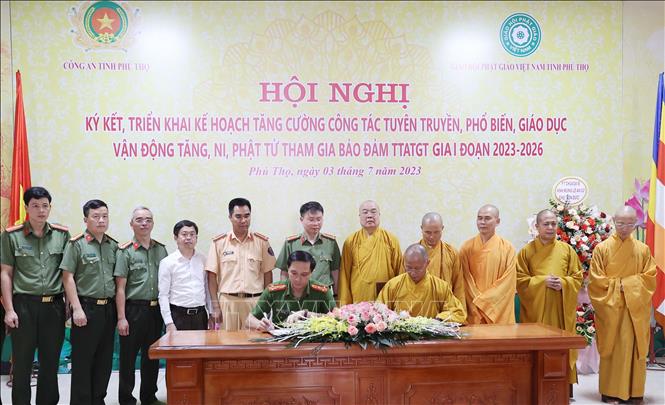 Trong ảnh: Công an tỉnh Phú Thọ và Giáo hội Phật giáo Việt Nam tỉnh Phú Thọ ký kết triển khai Kế hoạch phối hợp về tăng cường công tác tuyên truyền phổ biến, giáo dục, vận động tăng, ni, phật tử tham gia bảo đảm trật tự, an toàn giao thông giai đoạn 2023 – 2026. Ảnh: Trung Kiên - TTXVN
