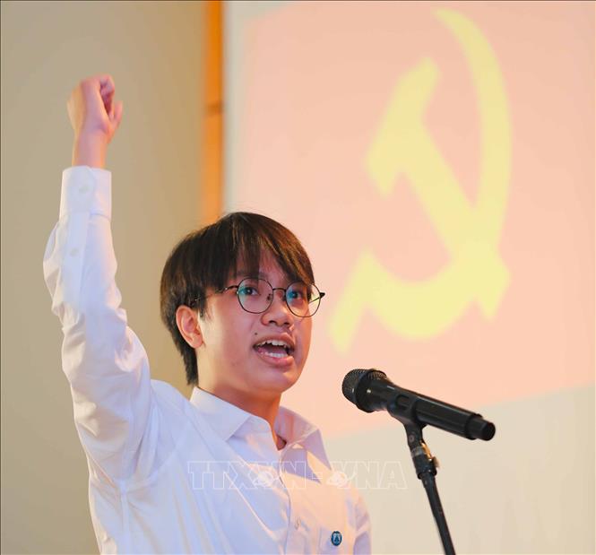 Đảng viên mới Đặng Đình Trường tuyên thệ. Là một học sinh chuyên toán nhưng Đặng Đình Trường lại có niềm đam mê với lịch sử, có nhiều đóng góp cho công tác Đoàn của trường và hoạt động cộng đồng như tuyên truyền về giới tính, bình đẳng giới… Ảnh: Thanh Tùng - TTXVN