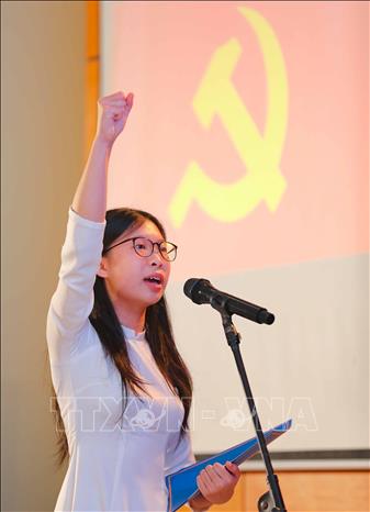 Đảng viên mới Nguyễn Hoàng Minh Châu tuyên thệ. Minh Châu không chỉ là một học sinh có nỗ lực học tập mà còn hăng hái tham gia các hoạt động tình nguyện như chiến dịch Hoa phượng đỏ, tiếp sức mùa thi. Ảnh: Thanh Tùng - TTXVN