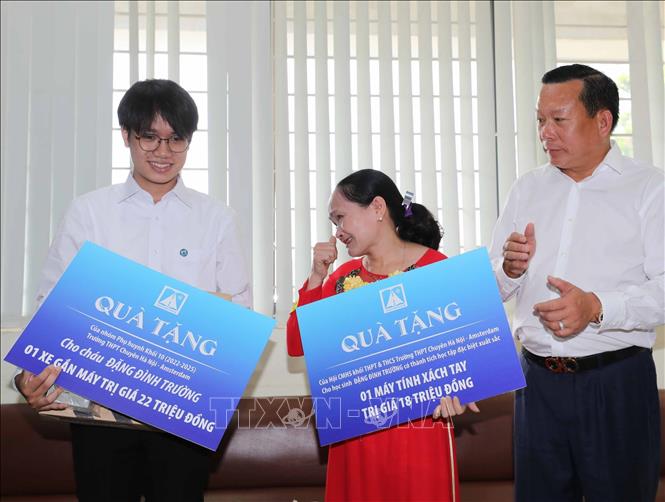 Giây phút xúc động của bà Dương Thị Tuyết (mẹ của đảng viên trẻ Đặng Đình Trường) trước sự quan tâm, chia sẻ đồng hành của nhà trường, của ban phụ huynh với hoàn cảnh khó khăn của gia đình. Ảnh: Thanh Tùng - TTXVN